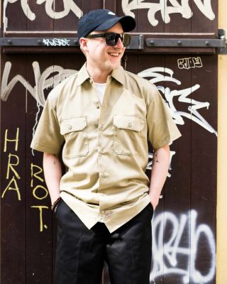 Když víš, co ti sedí, není potřeba to měnit 👌 – obzvlášť pokud jde o ikonickou košili a kraťasy od Dickies, který jsou...