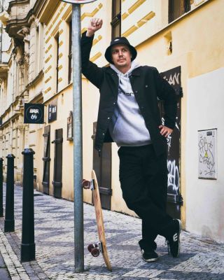 Outfit, ve kterým se dobře chodí i jezdí 🛹. Lehká bunda od Dickies na cvoky sedí přes mikinu a nepřekáží ti v pohybu,...